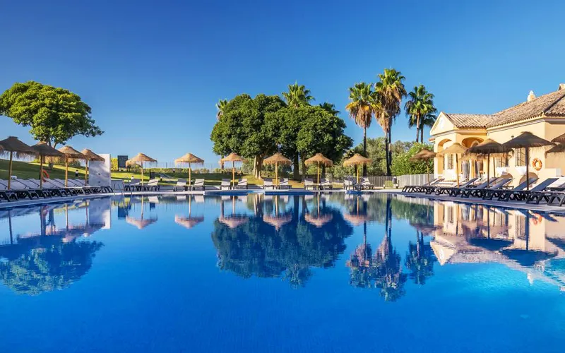Buitenzwembad van Barcelo Montecastillo tussen de tuinenG