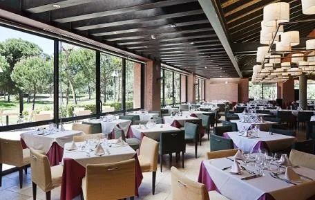 Hotel DoubleTree by Hilton Islantilla met uitzicht over de baan