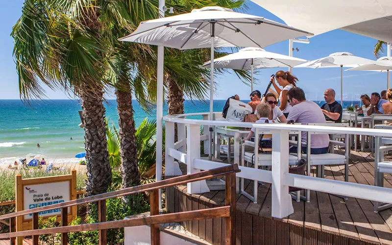 Restaurant aan het strandplein van Vale do Lobo