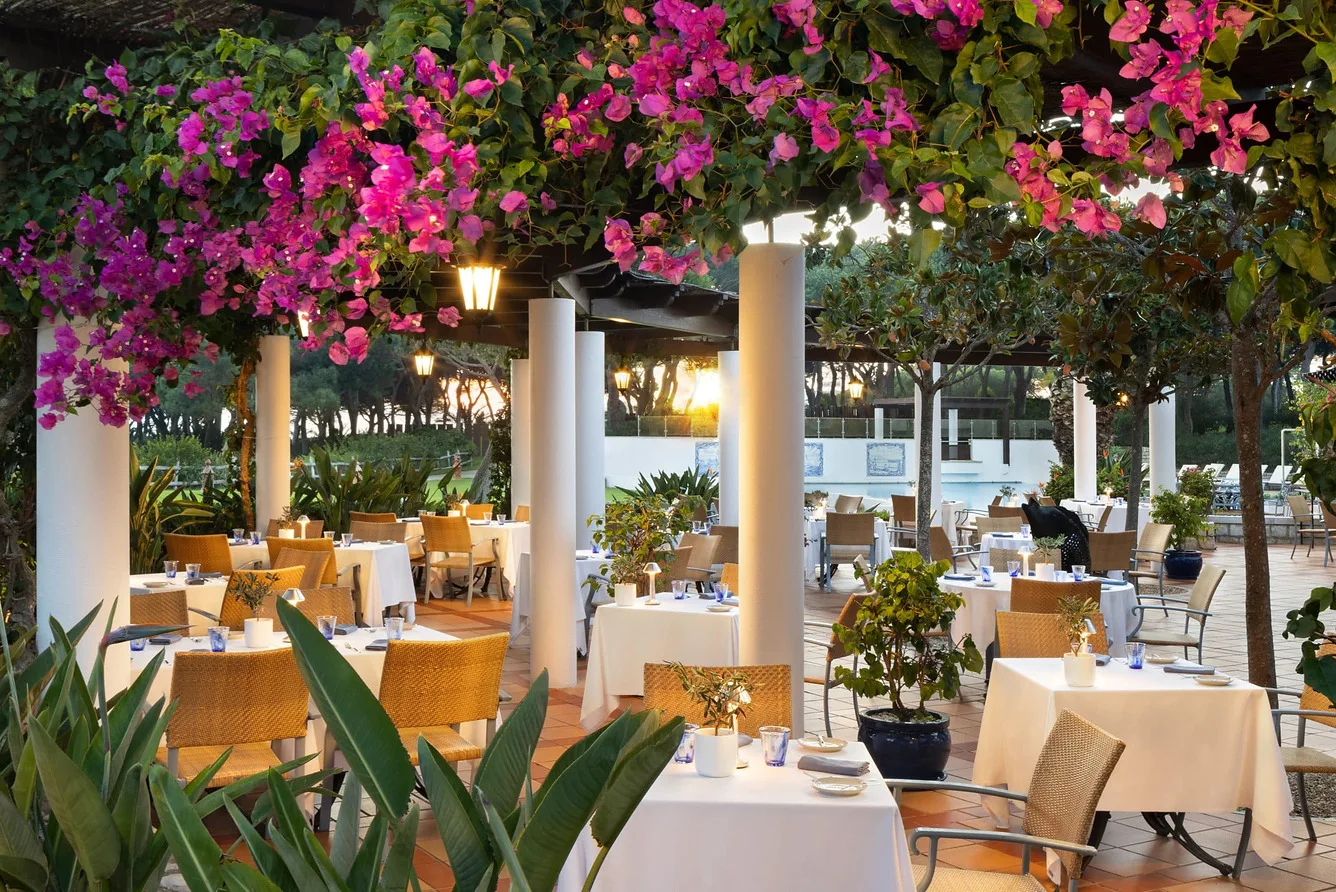 Restaurant van Pine Cliffs Resort met zeezicht