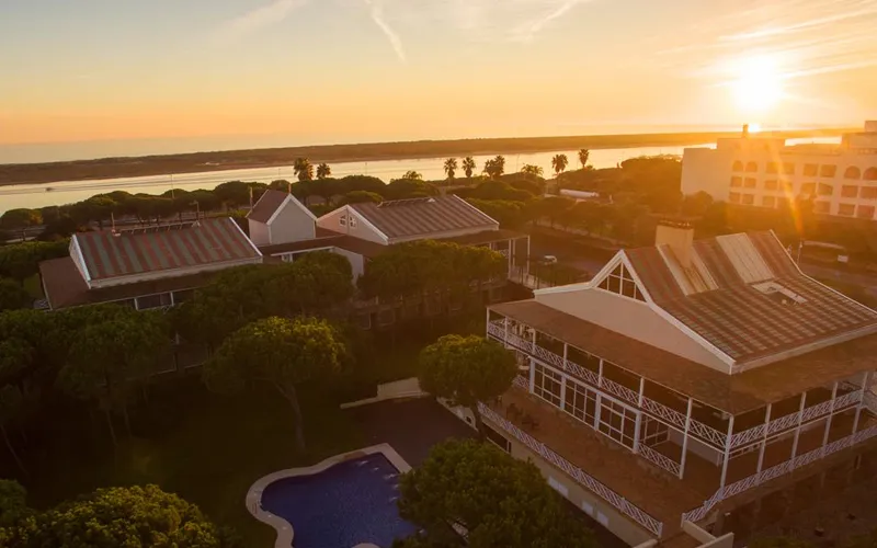 Hotel Nuevo Portil Golf in koloniale stijl tussen de dennen